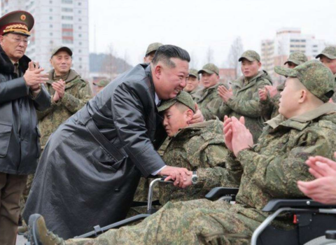 Kim Çen İn Rusiyadan qayıdan hərbçilərlə görüşdü – FOTO