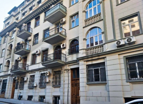 Bakıda yaşayış binasının daxili fasad hissəsində özbaşına artırma işlərinin qarşısı alındı