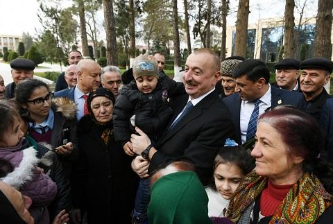 Prezident və xanımı Ağdamda sakinlərlə görüşdülər