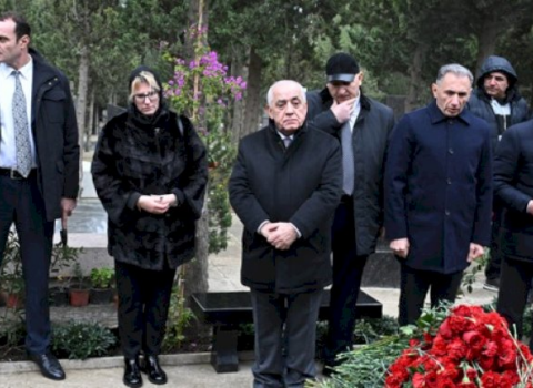 Əli Əsədov Milli Qəhrəmanların məzarlarını ziyarət etdi