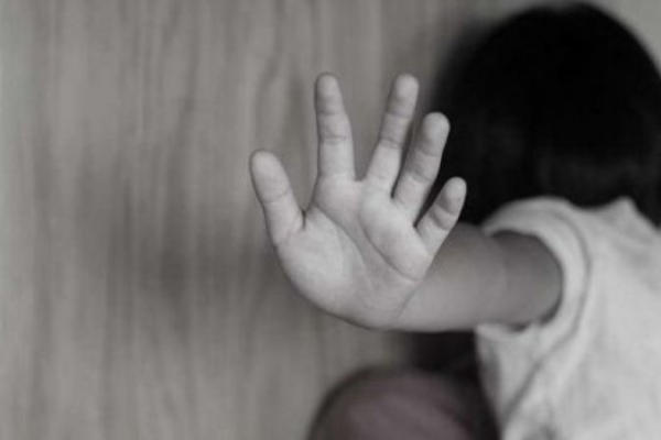 Bakıda ana qızına qarşı seksual xarakterli hərəkətlər edən ərini bağışladı Bakıda ana qızına qarşı seksual xarakterli hərəkətlər edən ərini bağışladı