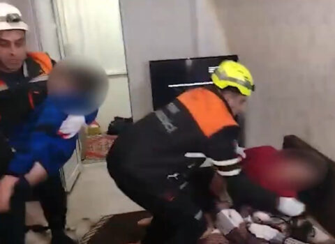 Xırdalanda bir evdə 3 nəfər huşsuz halda tapıldı – Video