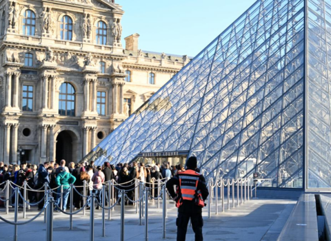 Luvr-da tətil başladı – Əməkdaşlar nə tələb edirlər?