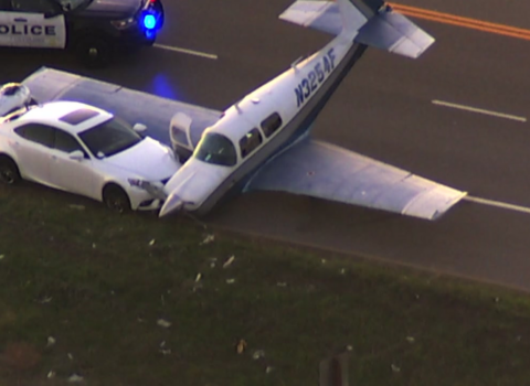 ABŞ-də təyyarə avtomobillə toqquşdu