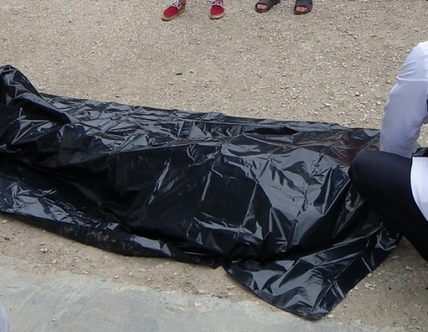 Bakıda maşın yolda uzanmış oğlanın üstündən keçdi