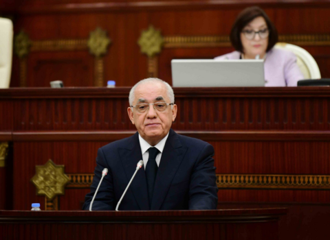 Baş nazir parlamentdə