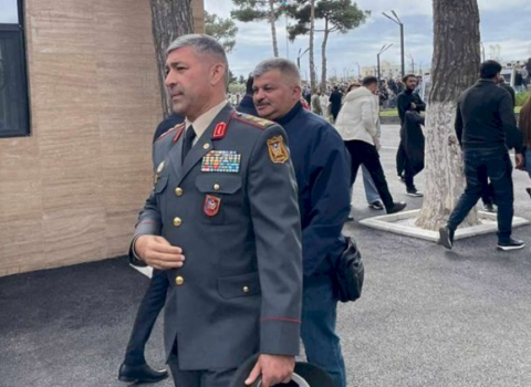 Mais Bərxudarovun yeni görüntüsü – Görün kimlərlə görüşdü – FOTO