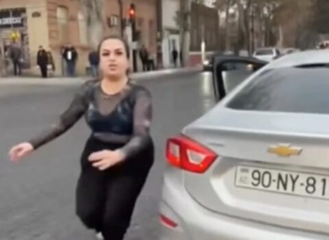 Gəncədə qadın sürücü kuryerə hücum etdi, polis hərəkətə keçdi – VİDEO
