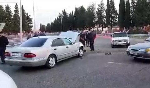 “Mersedes” divara çırpıldı: 19 yaşlı qız…