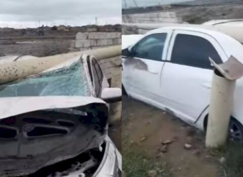 Avtomobil yol kənarındakı maneəyə çırpıldı