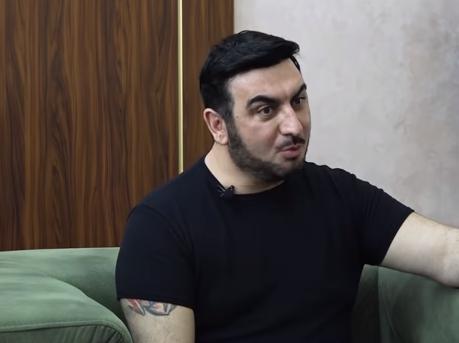 Tolik efirinin qonağı olan məşhur müğənni ilə “qırğına çıxdı” – VİDEO