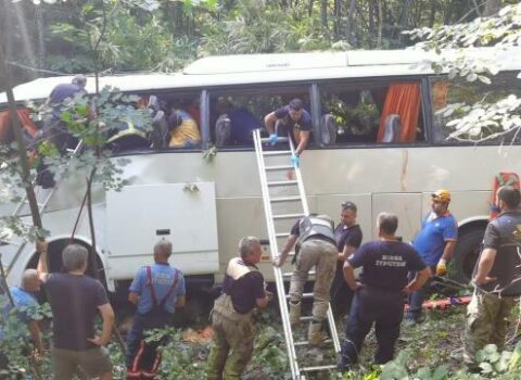 Avtobus TIR-a çırpıldı: 7 ölü, 11 yaralı