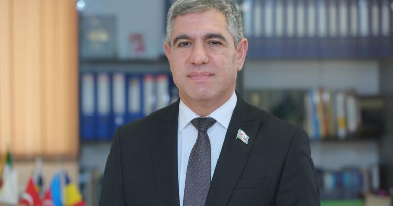 Deputat müəllim kimi işləməyə başladı Deputat müəllim kimi işləməyə başladı