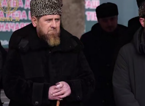 Kadırovun yeni görüntüsü suallar doğurdu – İctimai tədbirdə əsa ilə gəldi