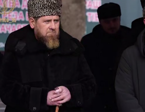 Kadırovun yeni görüntüsü suallar doğurdu – İctimai tədbirdə əsa ilə gəldi