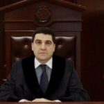 Məhkəmə sədrinin oğlu arvadını uşağının gözü qarşısında bıçaqlayıb – Təfərrüat (YENİLƏNİB)