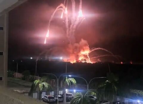 ABŞ Venesuelada parlament binasını vurdu – VİDEO