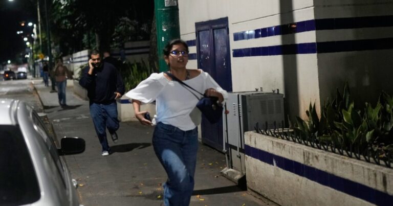 Karakasda hərbi vəziyyət elan edildi – Ordu prezident sarayına toplaşır Karakasda hərbi vəziyyət elan edildi – Ordu prezident sarayına toplaşır