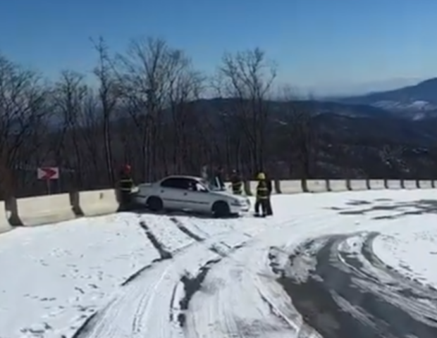 Xocalıda vətəndaşlar buzlu yolda köməksiz qaldı – VİDEO