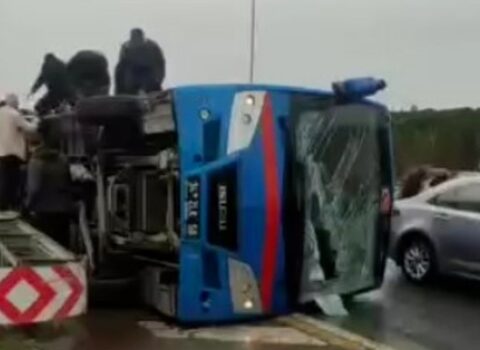 Türkiyədə məhbusları daşıyan avtobus aşdı – Xeyli sayda yaralı var (VİDEO)