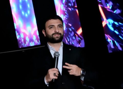 Məşhur müğənniyə qarşı dələduzluq: Polisə şikayət etdi