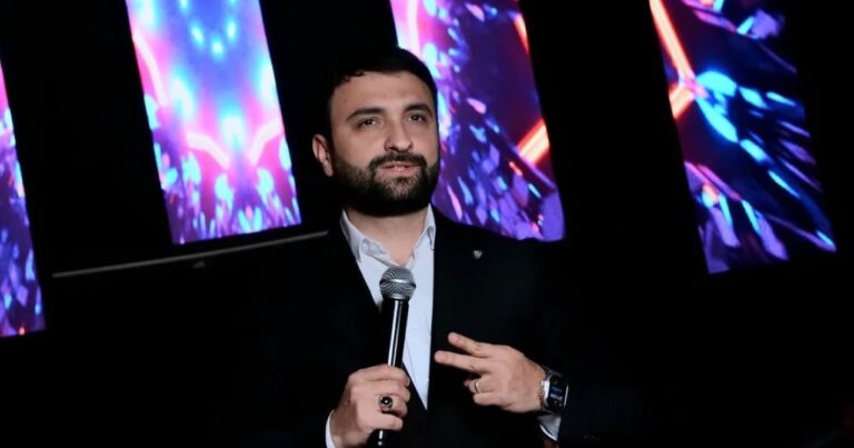 Məşhur müğənniyə qarşı dələduzluq: Polisə şikayət etdi Məşhur müğənniyə qarşı dələduzluq: Polisə şikayət etdi