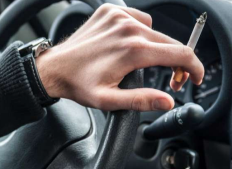 Avtomobildə siqaret çəkənlərin NƏZƏRİNƏ: Cərimə olunacaqsız?