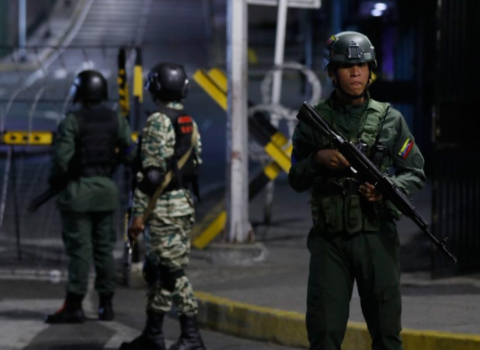 KİV: “Karakasda Prezident sarayını hərbçilər qoruyur”