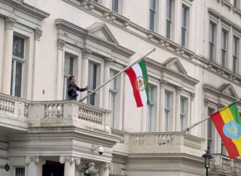 Londonda etirazçılar İran səfirliyinin binasında bayrağı dəyişiblər