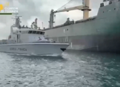 İtaliyada Rusiyaya məxsus yükü daşıyan gəmi həbs edilib