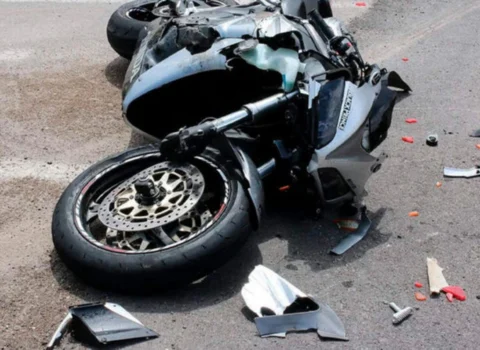 Nərimanovda motosiklet maşına çırpıldı