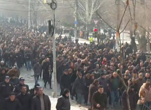 Paşinyan dedi, xalq küçələrə axışdı: Katolikosun istefası tələb olunur