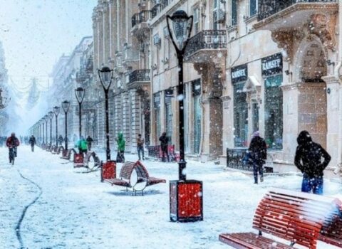 Temperatur kəskin endi: Bakıda hazırda güclü qar yağır – FOTO