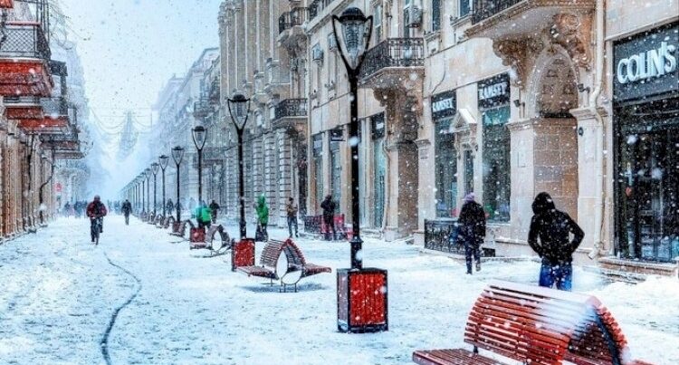 Temperatur kəskin endi: Bakıda hazırda güclü qar yağır – FOTO Temperatur kəskin endi: Bakıda hazırda güclü qar yağır – FOTO