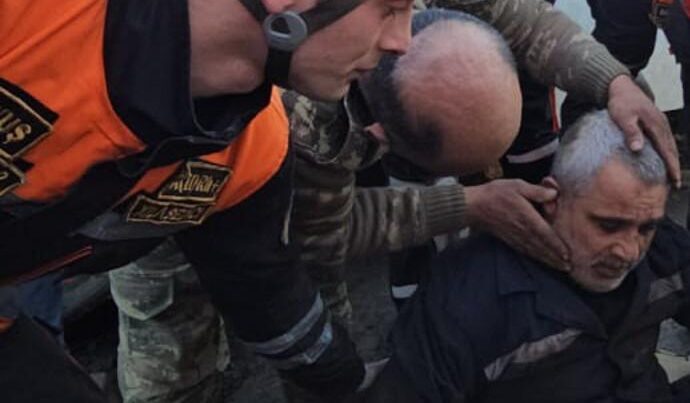 Lənkəranda təmir zamanı avtobusun altında qalan kişi xilas edilib Lənkəranda təmir zamanı avtobusun altında qalan kişi xilas edilib