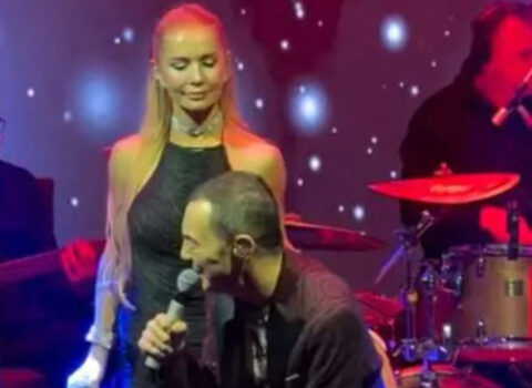 Serdar Ortaç səhnədə yıxıldı – Video