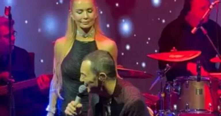 Serdar Ortaç səhnədə yıxıldı – Video Serdar Ortaç səhnədə yıxıldı – Video