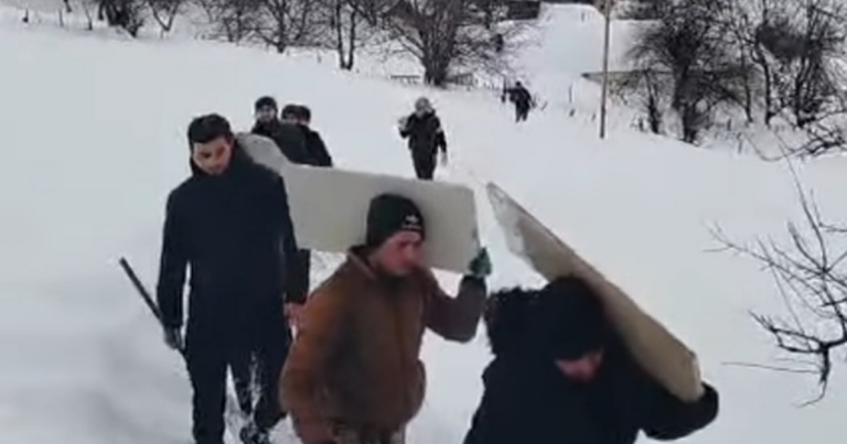 Elə qar yağdı ki, 3 gün öncə vəfat edən şəhid bacısı – İndi dəfn edildi+Video Elə qar yağdı ki, 3 gün öncə vəfat edən şəhid bacısı – İndi dəfn edildi+Video