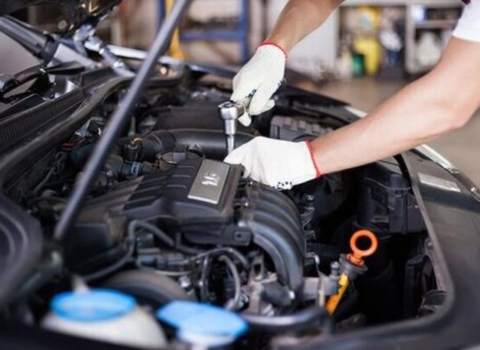 Usta avtomobillərin hissələrini oğurladı