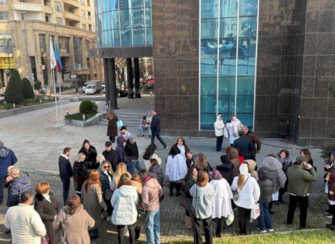 Stomatoloqlar TƏBİB-in qarşısında aksiya keçirir