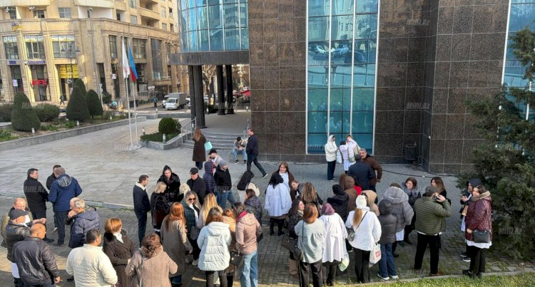 Stomatoloqlar TƏBİB-in qarşısında aksiya keçirir