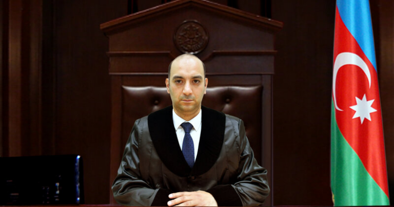 Azərbaycanda məhkəmədə hakim özü-özünə etiraz etdi Azərbaycanda məhkəmədə hakim özü-özünə etiraz etdi
