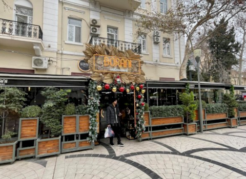 Tanınmış memarı restorana buraxmadılar, etiraz etdi