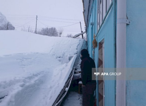 Güclü qar yağdı,  evin talvarı çökdü, avtomobillər əzildi –  FOTOLAR