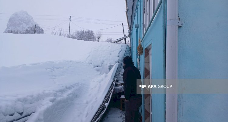 Güclü qar yağdı, evin talvarı çökdü, avtomobillər əzildi – FOTOLAR Güclü qar yağdı, evin talvarı çökdü, avtomobillər əzildi – FOTOLAR