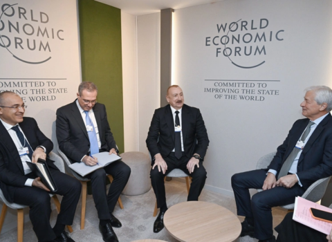 İlham Əliyev Davosda “J.P. Morgan” şirkətinin sədri və baş icraçı direktoru ilə görüşdü