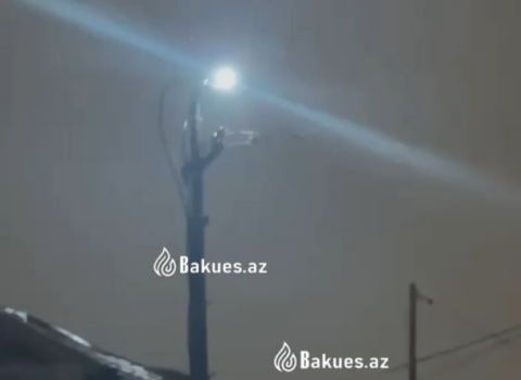Binəqədidə məktəb yaxınlığındakı elektrik xətti təhlükə saçır – VİDEO