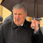 İsa Həbibbəyliyə çətir tutan şəxsin kimliyi BƏLLİ OLDU – FOTO