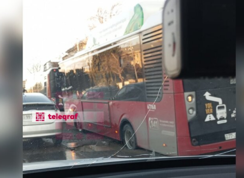 “BakuBus” dərin çuxura düşdü, saatlarla orada qaldı