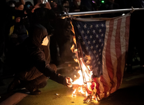 Davosda ABŞ bayrağı yandırıldı